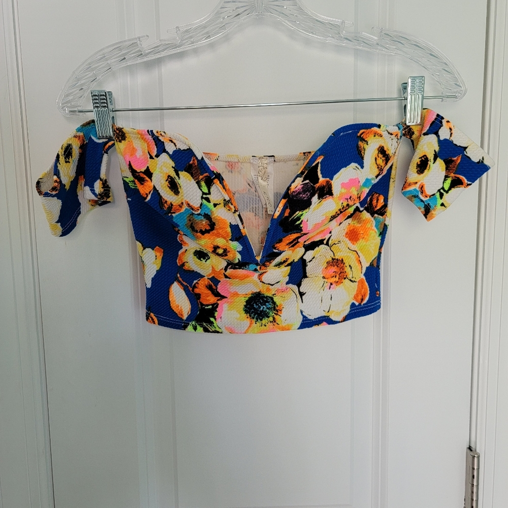 Crop top with flowers design